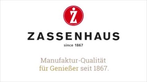 Rødt rundt mærke med et hvidt Z over ordmærket ZASSENHAUS og tilføjelsen siden 1867 på hvid baggrund.