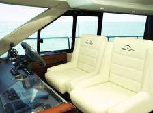 Sealine F450 - TO NI LE NOTRANJOST. TO JE OKVIR VAŠE SPROŠČENEGA ŽIVLJENJA.