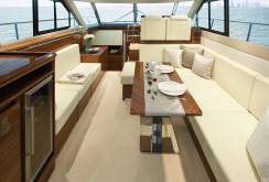 Sealine F450 - TO NI LE NOTRANJOST. TO JE OKVIR VAŠEGA BREZSKRBNEGA ŽIVLJENJA.